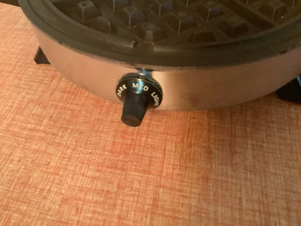 Toastmaster Waffle Maker W252A Baker Iron Non-Stick Chrome MCM Modern Vintage