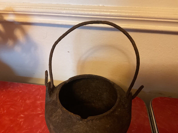 Vtg antique Cannon deepfields pot cast iron war item