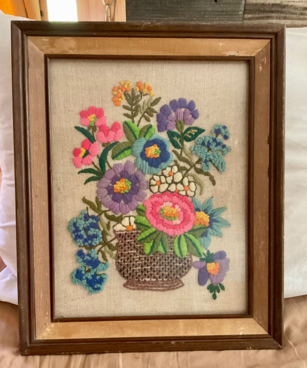ヨーロッパアート　額縁セット　NEEDLEPOINT Vintage Vintage Floral Needlepoint Framed 16