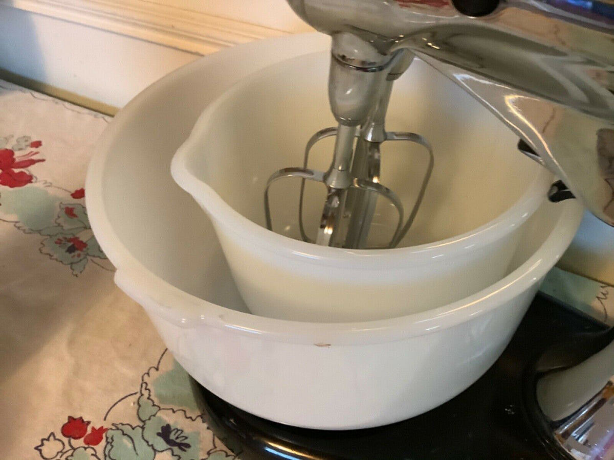 Vintage Sunbeam Mixmaster w/Beaters & Juicer - Oberman Auctions