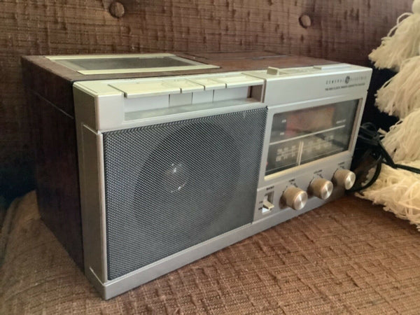 VINTAGE General Electric GE 7-4950A AM/FM Alarm Clock Radio Tape Cassette Player
