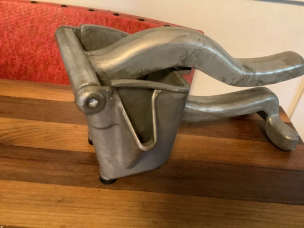 Vtg Wear-Ever ? Aluminum Juicer w/Strainer Table Top Hand Press Citrus Squeeze