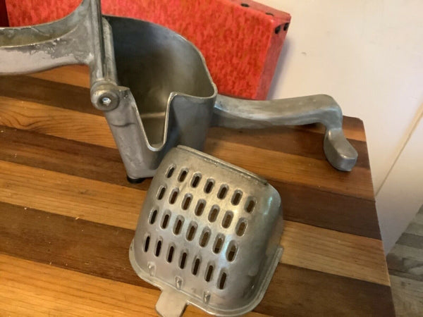 Vtg Wear-Ever ? Aluminum Juicer w/Strainer Table Top Hand Press Citrus Squeeze