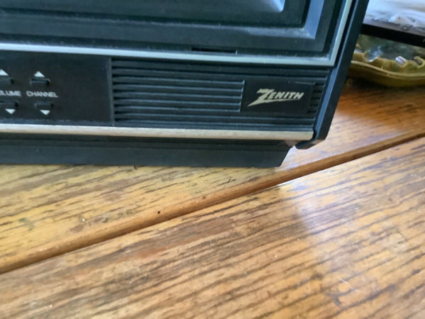 Vintage 1986 Wood grain Zenith Color Portable TV Retro Gaming  c1312w television