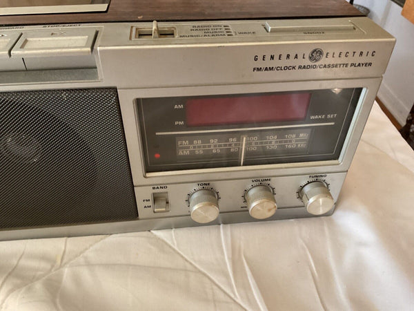 Vtg  ge General Electric FM/AM/ Clock Radio/ Cassette Player  7-4950A