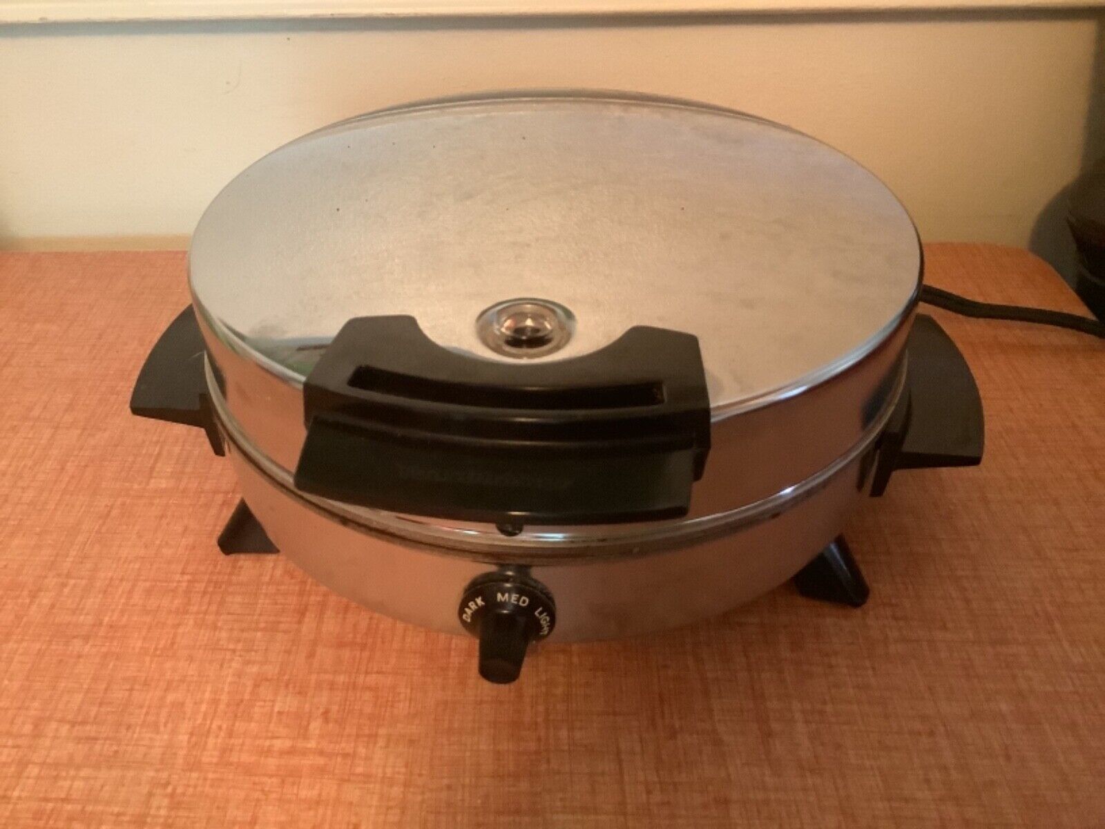 Toastmaster Waffle Maker W252A Baker Iron Non-Stick Chrome Toastmaster Waffle Maker W252A Baker Iron Non-Stick Chrome
