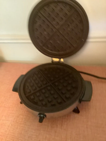 Toastmaster Waffle Maker W252A Baker Iron Non-Stick Chrome MCM Modern Vintage