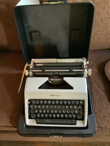 Vintage Olympia Deluxe Manual Typewriter Portable With Hard Case Made In Germany