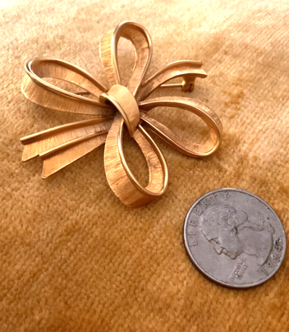 Vintage Signed Monet Christmas Gift Bow Ribbon Brooch Pin Textured gold tone