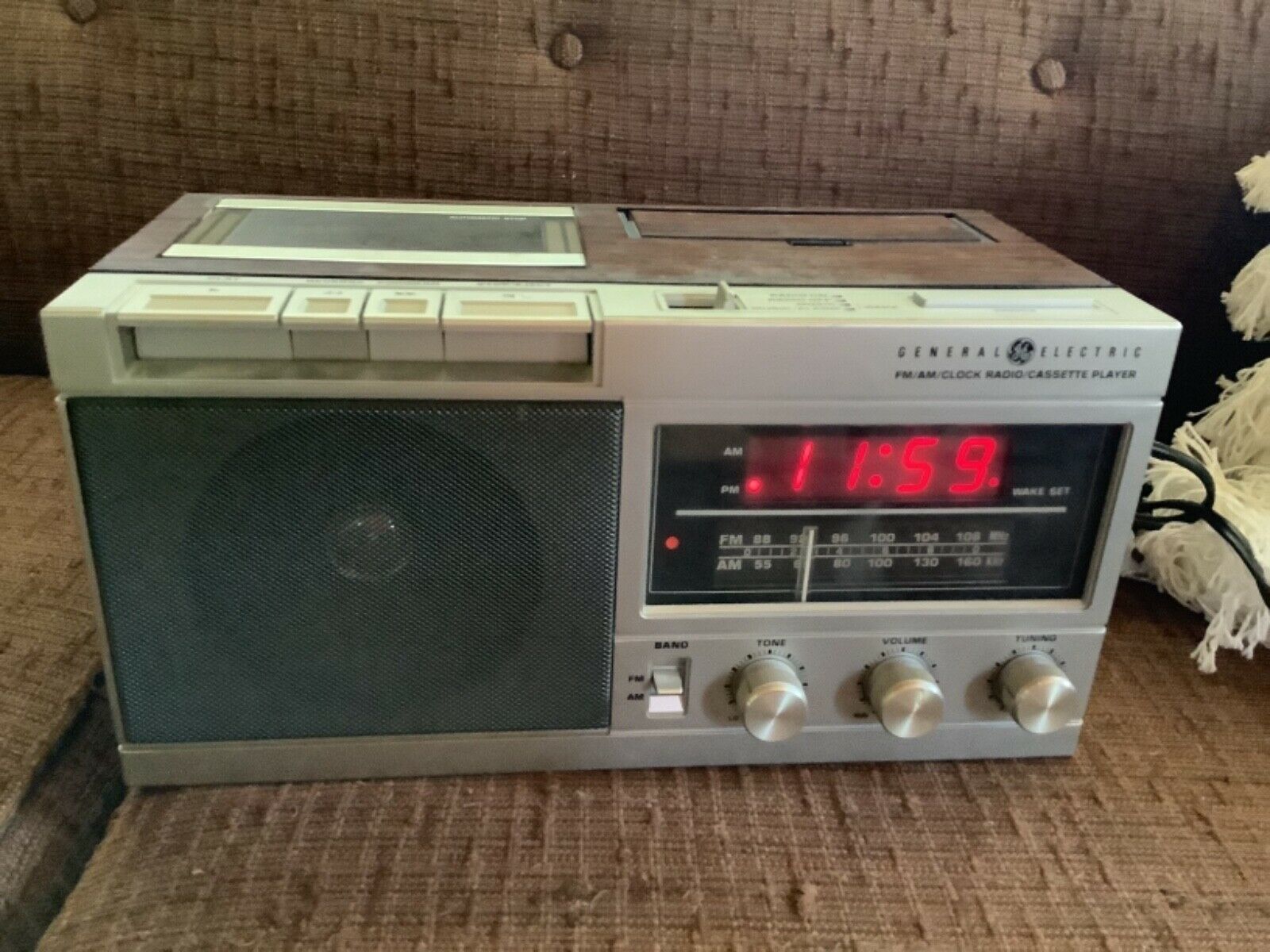 VINTAGE General Electric GE 7-4950A AM/FM Alarm Clock Radio Tape Cassette Player