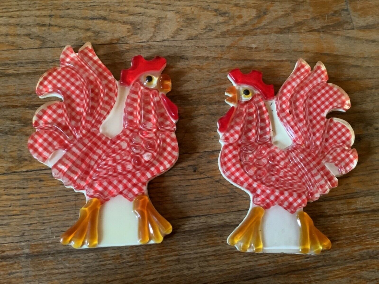 Vtg mid century modern Acrylic/Resin Red Gingham Rooster Wall Plaques hangings
