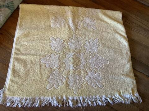 Vintage Cannon Mills Royal Family 100% Cotton Mod Flower Power Bath  Towel