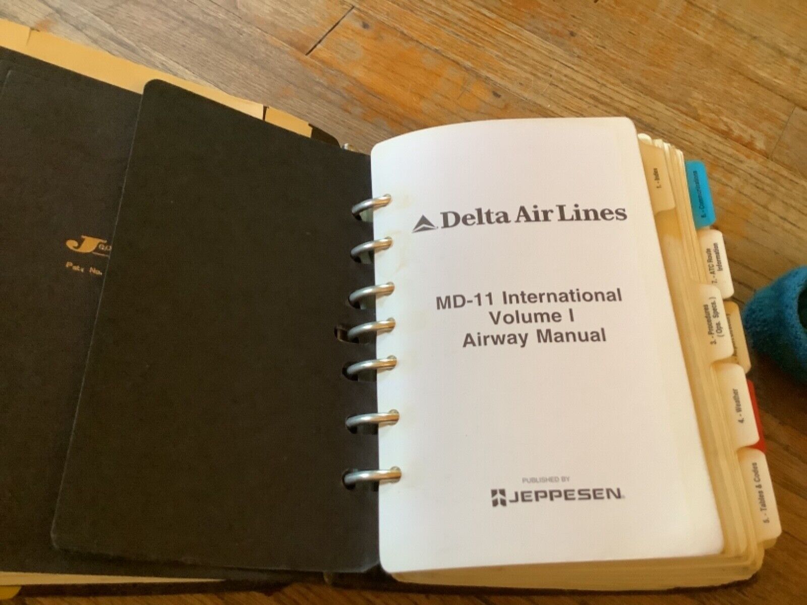 JEPPESEN チャート バインダー　AIRWAY MANUAL Vintage Jeppesen Airway Manual 7 Ring Binder -flight Book