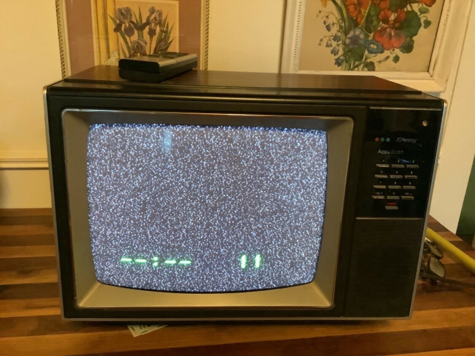 Vintage JCPenney Color Television TV set  1980'S Retro Accuscan Accu Scan remote