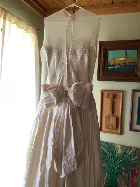 Sweetheart Gowns Beaded pearl  Wedding Dress gown Size 4 long train