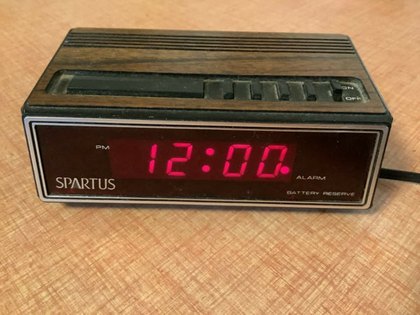 Vintage Spartus 1108 Alarm Clock Wood Grain Electric or battery LCD from 80s
