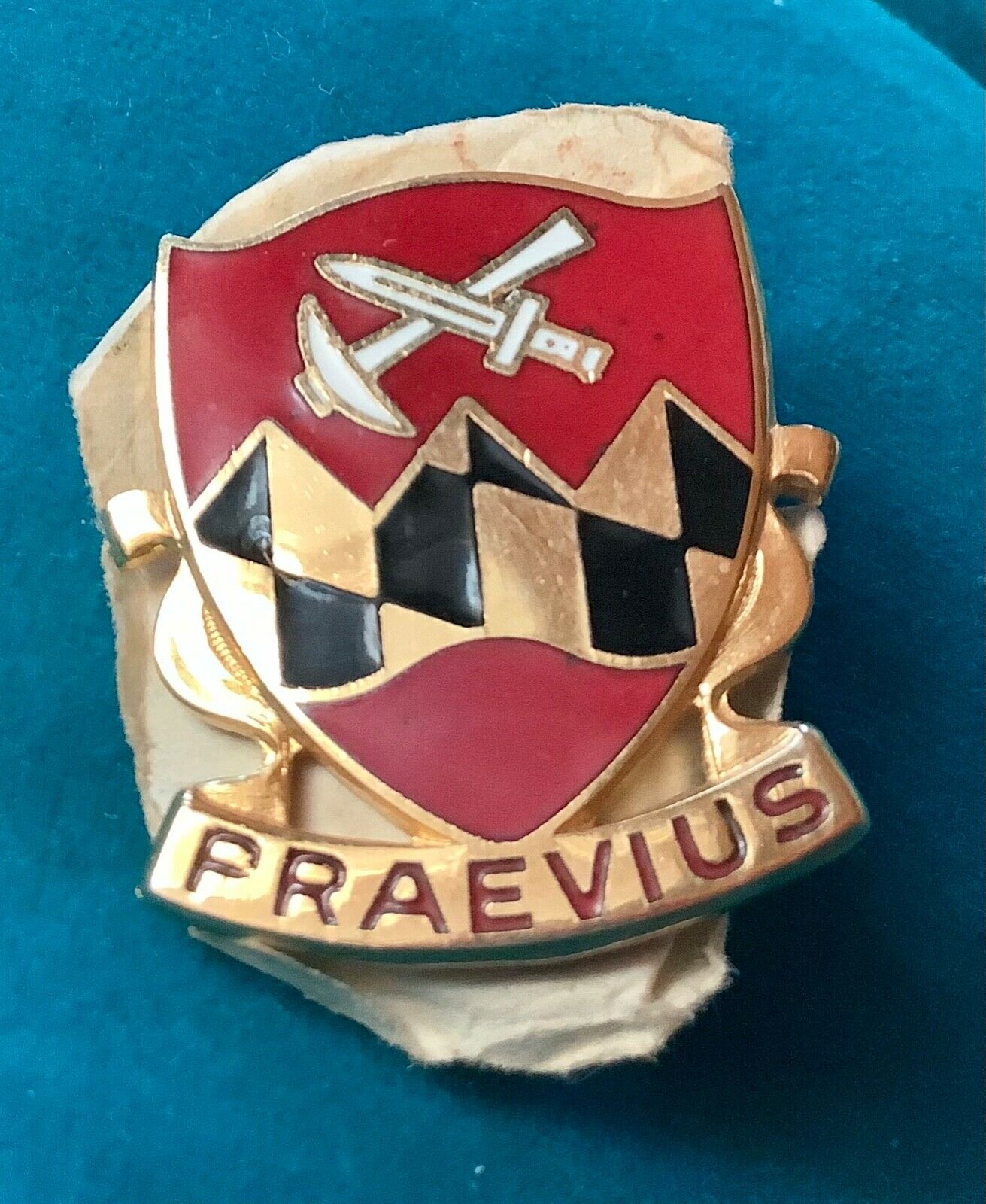 US Military 121st Engineer Battalion Insignia Pin - Praevius