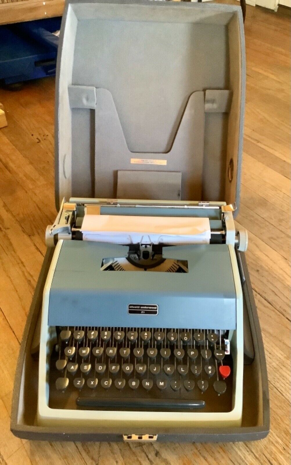 Vintage Olivetti Lettera 21 Portable Manual Typewrite w/ Case Made in Italy Blue
