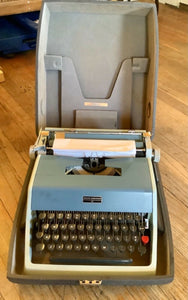 Vintage Olivetti Lettera 21 Portable Manual Typewrite w/ Case Made in Italy Blue
