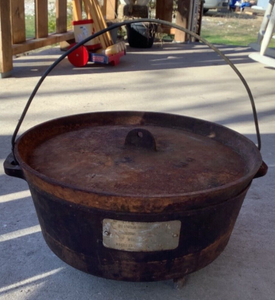 Vntg Large Cast Iron Dutch Oven Large Pot Cauldron Tripod legs chili award